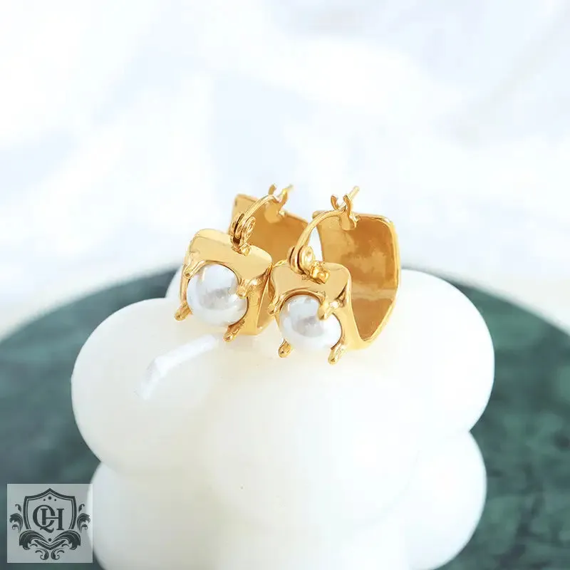 18K Gold Pearl U-Shaped Earrings