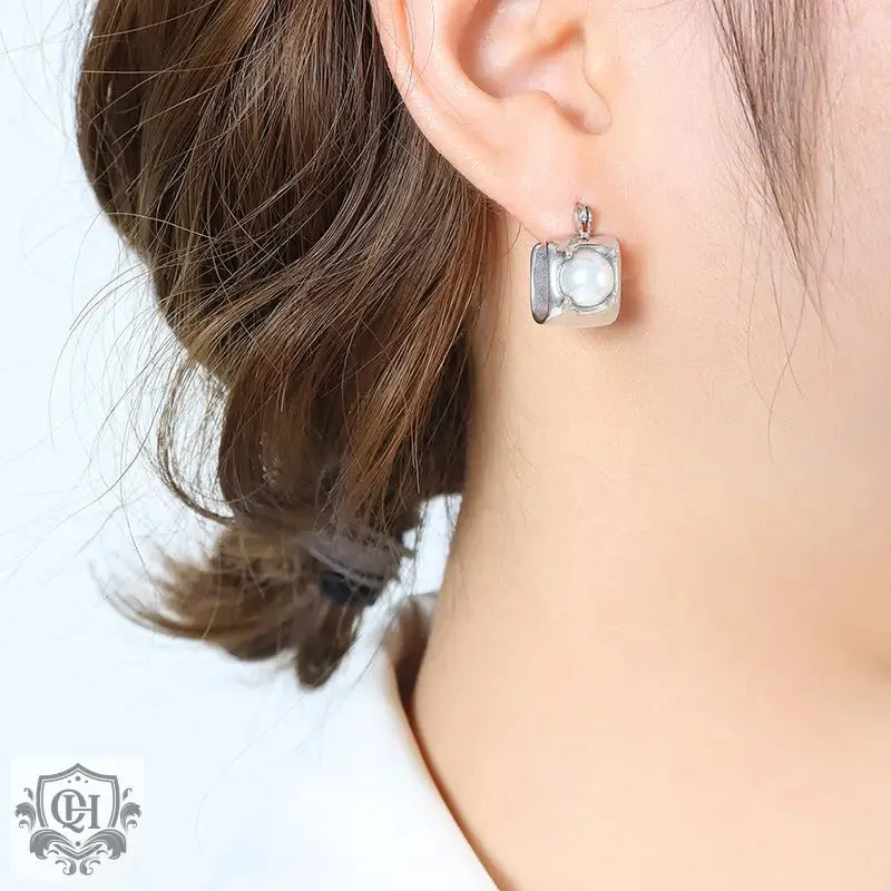 18K Gold Pearl U-Shaped Earrings