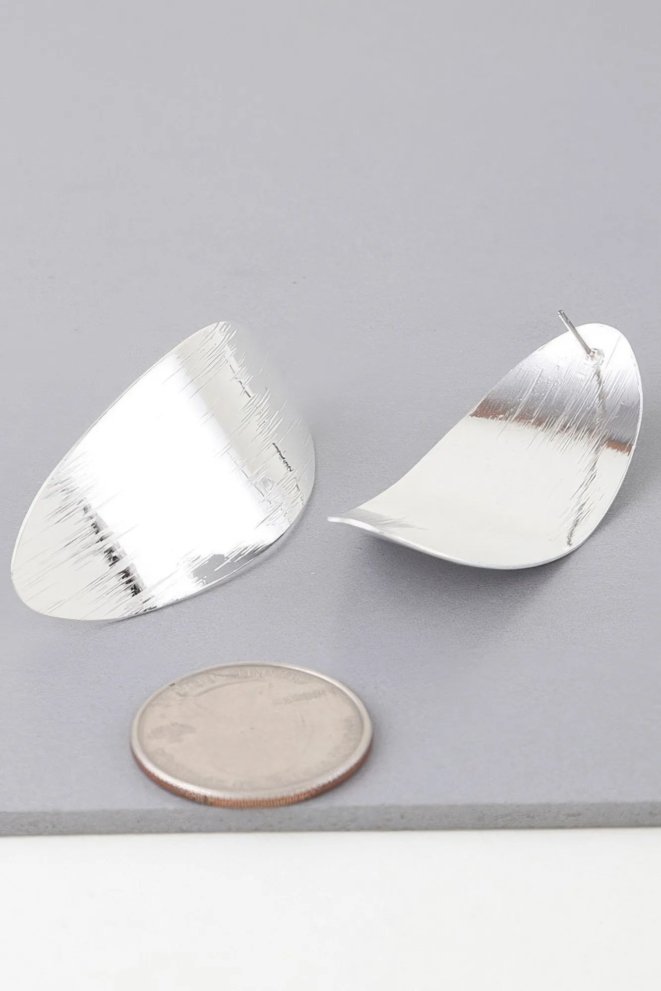 Shiny Curved Peel Earrings