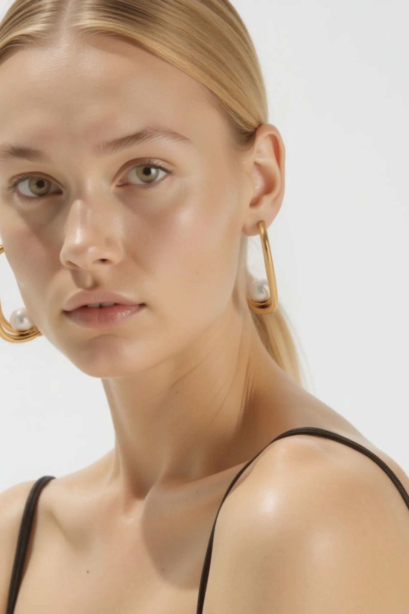 Thalia Waterproof Earring Shiny Faux Pearl at Center Dazzling